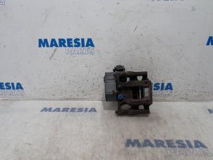 Używane Zacisk hamulcowy prawy tyl Citroen C4 Grand Picasso (3A) 1.6 BlueHDI 120 Cena € 75,00 Procedura marży oferowane przez Maresia Parts