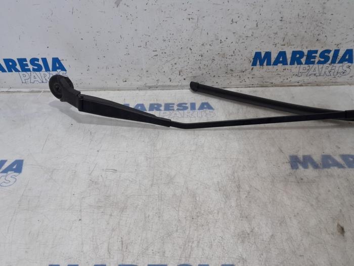 Front wiper arm from a Citroën C4 Grand Picasso (3A) 1.6 BlueHDI 120 2016