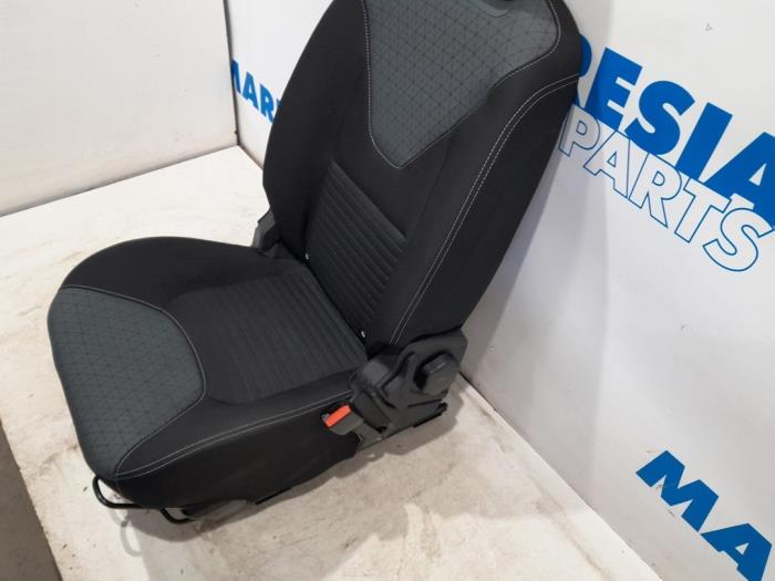 Seat, right from a Renault Clio IV Estate/Grandtour (7R) 1.5 Energy dCi 90 FAP 2013