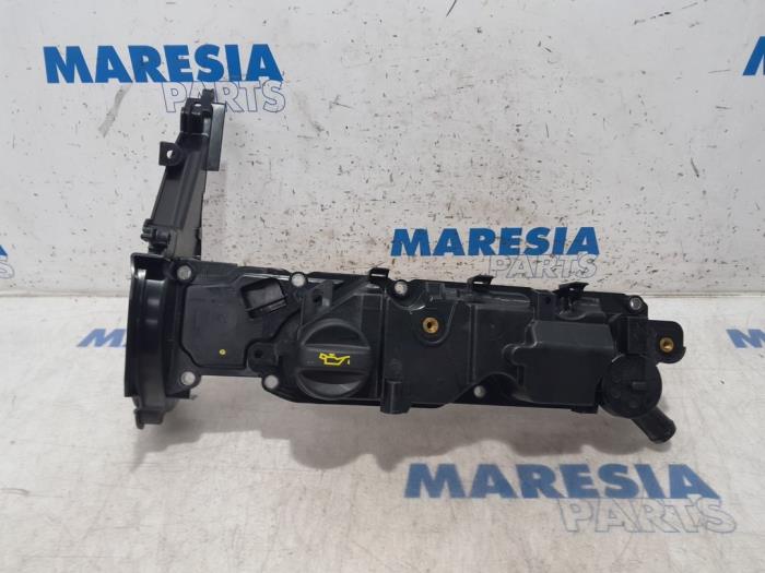 Rocker cover from a Citroën C4 Grand Picasso (3A) 1.6 BlueHDI 115 2015