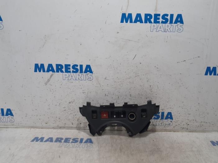 Usados Interruptor combinado de ventanillas Peugeot Partner Tepee (7A/B/C/D/E/F/G/J/P/S) 1.6 HDiF 90 16V Phase 1 Precio € 24,20 IVA incluido ofrecido por Maresia Parts