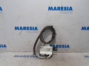 Używane Mechanizm zamka drzwi przesuwnych prawych Peugeot Partner Tepee (7A/B/C/D/E/F/G/J/P/S) 1.6 HDiF 90 16V Phase 1 Cena € 60,50 Z VAT oferowane przez Maresia Parts