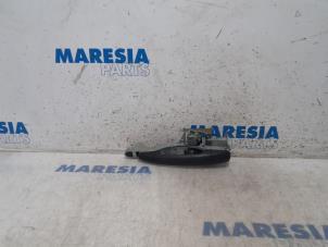 Usados Manilla de puerta corredera derecha Peugeot Partner Tepee (7A/B/C/D/E/F/G/J/P/S) 1.6 HDiF 90 16V Phase 1 Precio € 48,40 IVA incluido ofrecido por Maresia Parts
