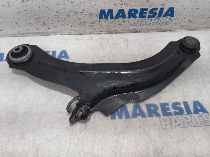 Front lower wishbone, right from a Renault Clio IV Estate/Grandtour (7R) 1.5 Energy dCi 90 FAP 2013