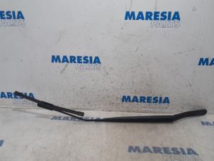 Used Front wiper arm Renault Clio IV Estate/Grandtour (7R) 1.5 Energy dCi 90 FAP Price € 25,00 Margin scheme offered by Maresia Parts