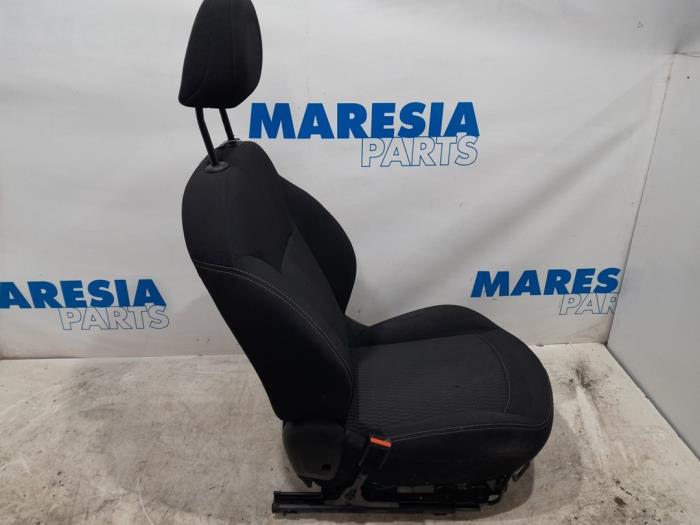 Seat, left from a Peugeot 208 I (CA/CC/CK/CL) 1.2 Vti 12V PureTech 82 2018