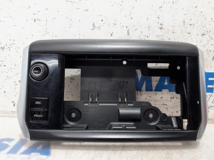 Cadre radio d'un Peugeot 208 I (CA/CC/CK/CL) 1.2 Vti 12V PureTech 82 2015