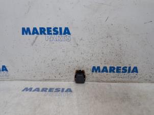 Używane Czujnik deszczu Citroen C4 Grand Picasso (3A) 1.6 BlueHDI 120 Cena € 20,00 Procedura marży oferowane przez Maresia Parts