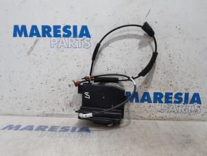 Usagé Serrure portière mécanique 4portes arrière gauche Citroen C4 Grand Picasso (3A) 1.6 BlueHDI 120 Prix € 50,00 Règlement à la marge proposé par Maresia Parts