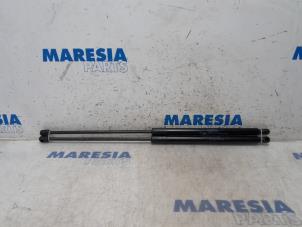 Używane Zestaw amortyzatorów gazowych tylnej klapy Citroen C4 Grand Picasso (3A) 1.6 BlueHDI 120 Cena € 45,00 Procedura marży oferowane przez Maresia Parts