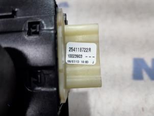 Usagé Commutateur vitre électrique Renault Clio IV Estate/Grandtour (7R) 1.5 Energy dCi 90 FAP Prix € 25,00 Règlement à la marge proposé par Maresia Parts