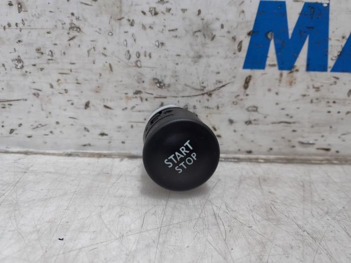Używane Przelacznik Start/Stop Renault Clio IV Estate/Grandtour (7R) 1.5 Energy dCi 90 FAP Cena € 9,99 Procedura marży oferowane przez Maresia Parts