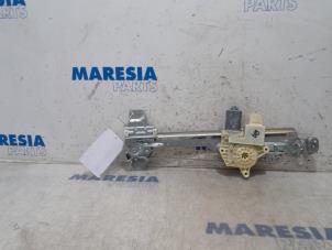 Używane Mechanizm szyby prawej tylnej wersja 4-drzwiowa Peugeot 308 (L3/L8/LB/LH/LP) 1.2 12V e-THP PureTech 110 Cena € 40,00 Procedura marży oferowane przez Maresia Parts