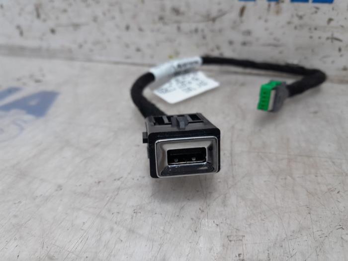USB plug from a Peugeot 308 (L3/L8/LB/LH/LP) 1.2 12V e-THP PureTech 110 2015