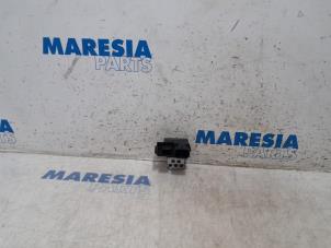 Gebrauchte Kühlgebläsewiderstand Peugeot 308 (L3/L8/LB/LH/LP) 1.2 12V e-THP PureTech 110 Preis € 20,00 Margenregelung angeboten von Maresia Parts