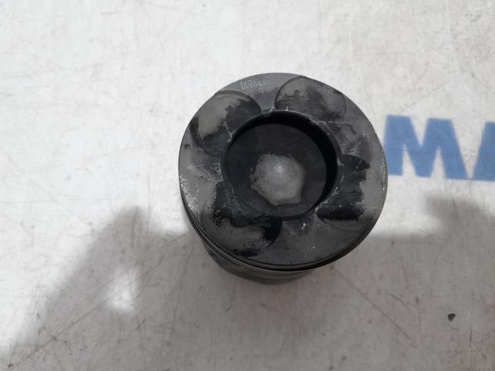 Kolben van een Fiat Doblo Cargo (263) 1.3 MJ 16V DPF Euro 5 2014