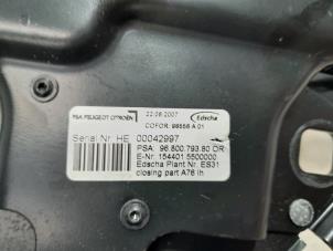 Usados Cierre de bloqueo de capota Peugeot 207 CC (WB) 1.6 16V THP Precio € 75,00 Norma de margen ofrecido por Maresia Parts