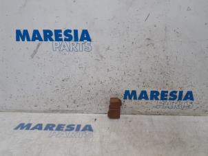 Used Cooling fin relay Peugeot 207 CC (WB) 1.6 16V THP Price € 15,00 Margin scheme offered by Maresia Parts