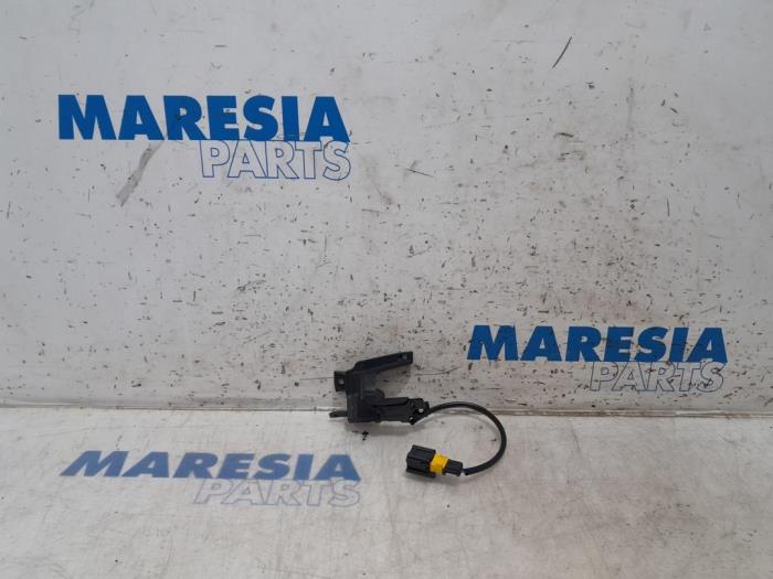 Usagé Commodo Peugeot 207 CC (WB) 1.6 16V THP Prix € 50,00 Règlement à la marge proposé par Maresia Parts