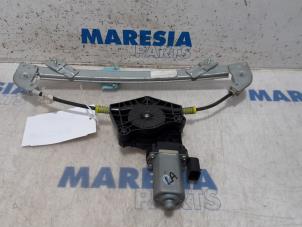 Używane Mechanizm szyby prawej tylnej wersja 4-drzwiowa Alfa Romeo 159 Sportwagon (939BX) 2.4 JTDm 20V Cena € 50,00 Procedura marży oferowane przez Maresia Parts