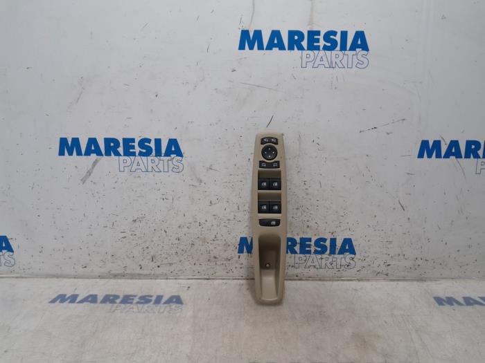 Usados Interruptor combinado de ventanillas Renault Grand Scénic III (JZ) 1.6 dCi Precio € 34,95 Norma de margen ofrecido por Maresia Parts