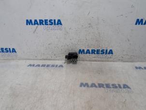 Used Cooling fan resistor Renault Captur (2R) 1.2 TCE 16V EDC Price € 35,00 Margin scheme offered by Maresia Parts