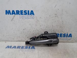 Used Front door handle 4-door, right Renault Captur (2R) 1.2 TCE 16V EDC Price € 25,00 Margin scheme offered by Maresia Parts