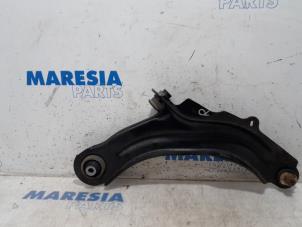 Used Front lower wishbone, right Renault Captur (2R) 1.2 TCE 16V EDC Price € 50,00 Margin scheme offered by Maresia Parts