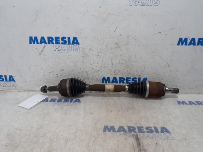 Front drive shaft, left from a Renault Captur (2R) 1.2 TCE 16V EDC 2015