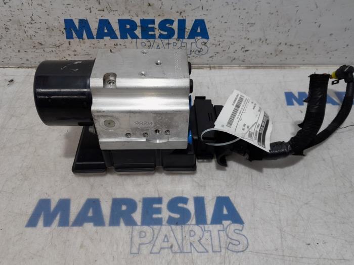 Używane Pompa ABS Alfa Romeo 159 Sportwagon (939BX) 2.4 JTDm 20V Cena € 99,99 Procedura marży oferowane przez Maresia Parts