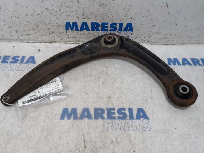 Front lower wishbone, right from a Peugeot 308 (4A/C) 1.6 16V THP 150 2007