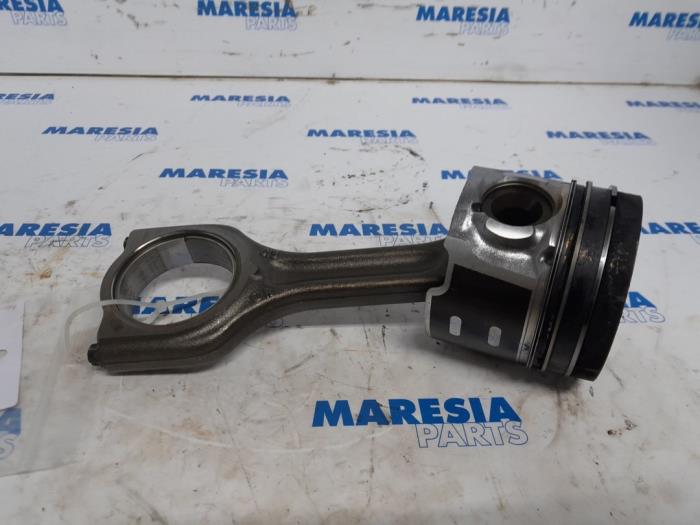 Connecting rod from a Peugeot 2008 (CU) 1.6 e-HDi FAP 2015