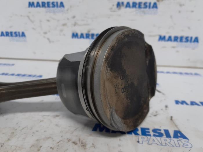 Używane Korbowód Renault Megane III Grandtour (KZ) 2.0 16V TCe 180 Cena € 50,00 Procedura marży oferowane przez Maresia Parts