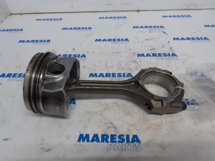 Używane Korbowód Renault Megane III Grandtour (KZ) 2.0 16V TCe 180 Cena € 50,00 Procedura marży oferowane przez Maresia Parts