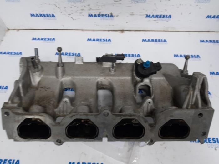 Begagnade Insugsrör Renault Megane III Grandtour (KZ) 2.0 16V TCe 180 Pris € 55,00 Marginaltabell erbjuds av Maresia Parts
