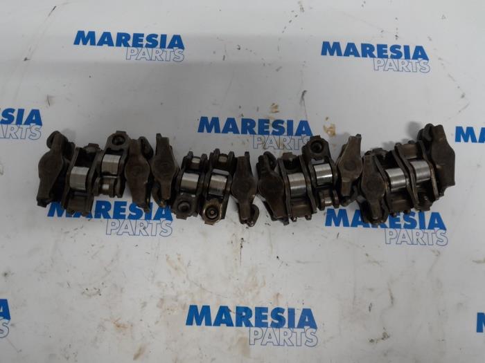 Gebrauchte Kipphebel Renault Megane III Grandtour (KZ) 2.0 16V TCe 180 Preis € 25,00 Margenregelung angeboten von Maresia Parts