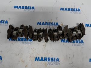 Used Rocker arm Renault Megane III Grandtour (KZ) 2.0 16V TCe 180 Price € 25,00 Margin scheme offered by Maresia Parts