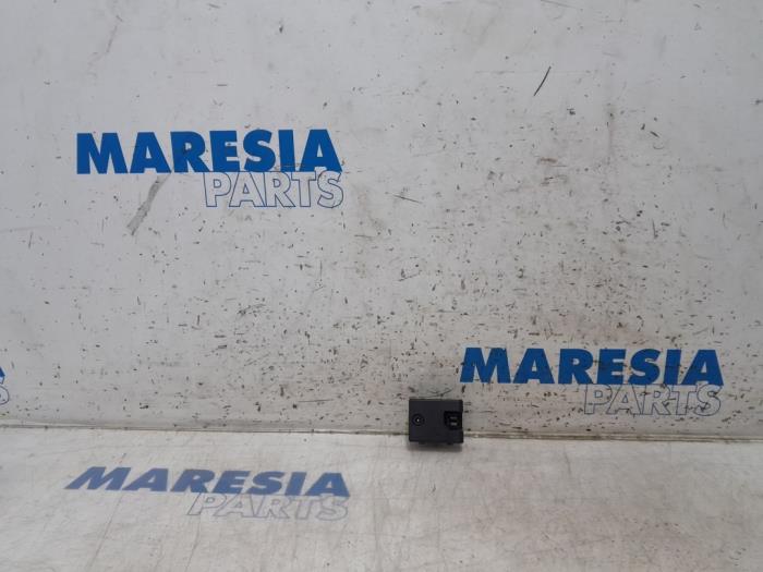Begagnade Ljussensor Alfa Romeo Giulietta (940) 1.4 TB 16V MultiAir Pris € 30,00 Marginaltabell erbjuds av Maresia Parts