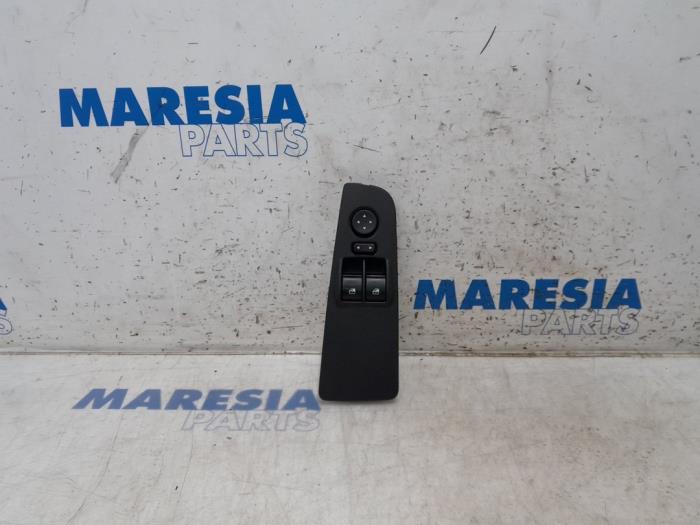 Usados Interruptor combinado de ventanillas Fiat Grande Punto (199) 1.3 JTD Multijet 16V 85 Actual Precio € 35,00 Norma de margen ofrecido por Maresia Parts