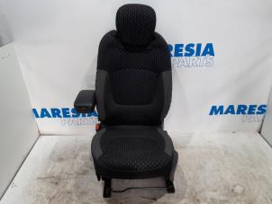 Używane Fotel lewy Renault Captur (2R) 1.3 TCE 150 16V Cena € 262,50 Procedura marży oferowane przez Maresia Parts