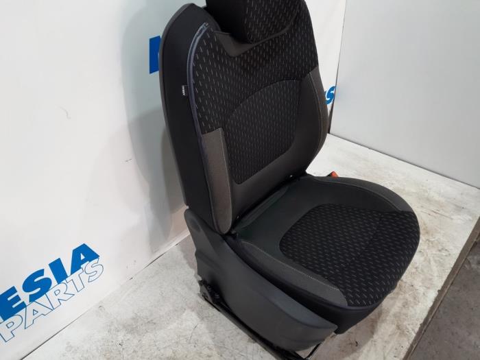 Fotel prawy z Renault Captur (2R) 1.3 TCE 150 16V 2019