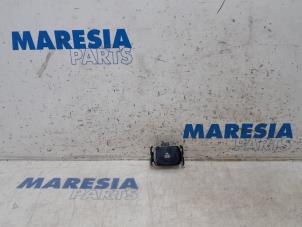 Usados Sensor de lluvia Peugeot 308 CC (4B) 1.6 VTI 16V Precio € 20,00 Norma de margen ofrecido por Maresia Parts