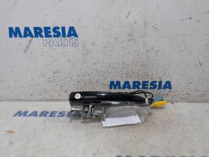 Używane Uchwyt drzwi lewych wersja 2-drzwiowa Peugeot 308 CC (4B) 1.6 VTI 16V Cena € 50,00 Procedura marży oferowane przez Maresia Parts
