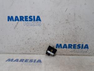 Used Antenna Amplifier Peugeot 308 CC (4B) 1.6 VTI 16V Price € 35,00 Margin scheme offered by Maresia Parts