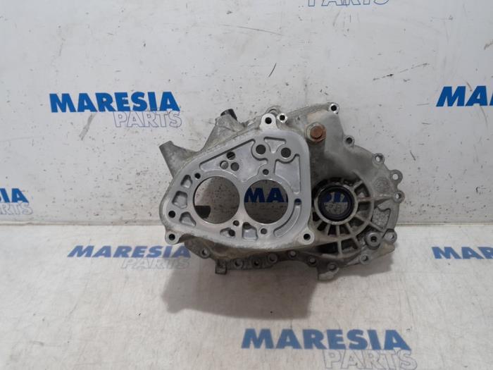 Usagé Cache boite de vitesses Peugeot 208 I (CA/CC/CK/CL) 1.4 HDi Prix € 40,00 Règlement à la marge proposé par Maresia Parts