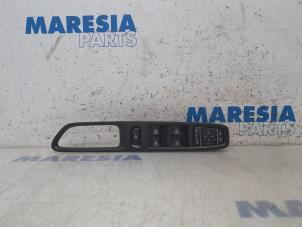 Usados Interruptor combinado de ventanillas Renault Captur (2R) 1.3 TCE 150 16V Precio € 75,00 Norma de margen ofrecido por Maresia Parts