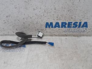 Used GPS antenna Renault Captur (2R) 1.3 TCE 150 16V Price € 15,00 Margin scheme offered by Maresia Parts