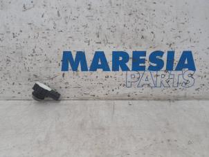 Używane Czujnik parkowania Renault Captur (2R) 1.3 TCE 150 16V Cena € 25,00 Procedura marży oferowane przez Maresia Parts