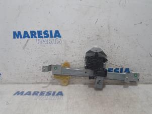 Używane Mechanizm szyby prawej tylnej wersja 4-drzwiowa Renault Captur (2R) 1.3 TCE 150 16V Cena € 50,00 Procedura marży oferowane przez Maresia Parts