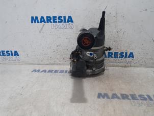 Usados Bomba de dirección asistida Peugeot 308 CC (4B) 1.6 VTI 16V Precio € 75,00 Norma de margen ofrecido por Maresia Parts